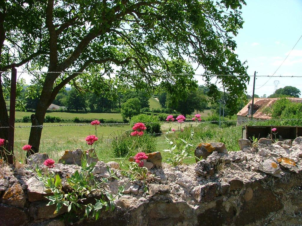 Domaine De La Madeleine Bed and Breakfast Ygrande Exteriör bild