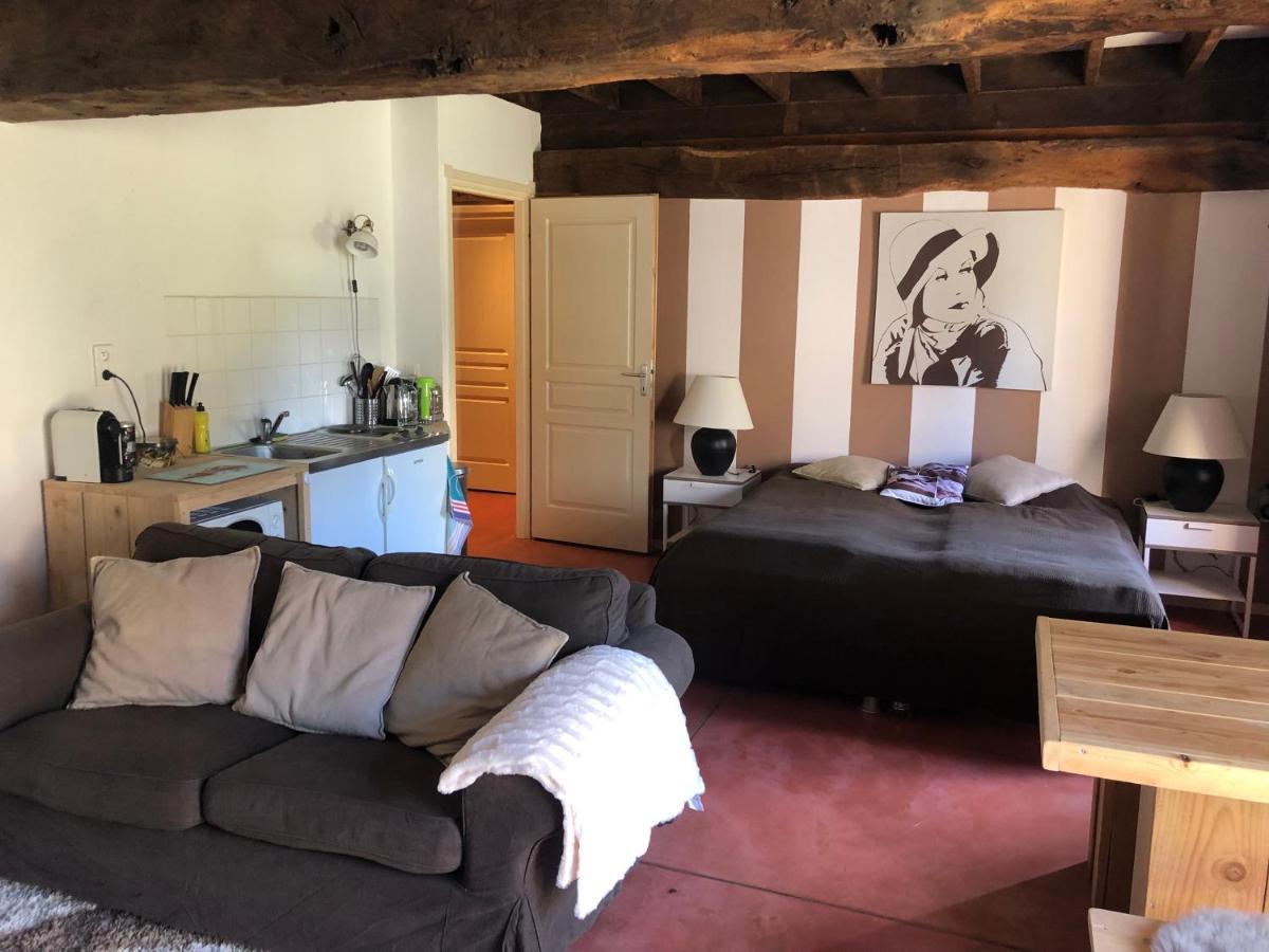 Domaine De La Madeleine Bed and Breakfast Ygrande Exteriör bild